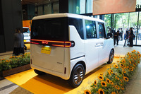 “BYD海洋シリーズ”のコンセプトである「海洋美学」と「人文暖居(じんぶんだんきょ)」をテーマに開発されたエクステリアデザイン。人文暖居とは、人の営みに寄り添う温かみ(人文)と、リラックスしてくつろげる快適性(暖居)を両立したものとされる。