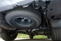 スペアタイヤは車体後部のフロア下につり下げられている。