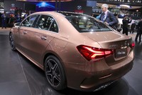 「メルセデス・ベンツAクラスLセダン」。ハッチバック版のホイールベースを60mm延長して2789mmとし、トランクルームを設けた。