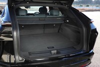 荷室容量は5人乗車時で793リッター、後席をたたんだ状態で1722リッター。フロアボードの下にも収納スペースが設けられている。