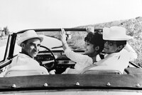 高級車だったランチアは映画スターたちにも愛された。これはジャン=ポール・ベルモンド(写真向かって右)と「フラミニア コンバーチブル」。