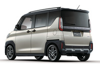 大きな「DELICA」ロゴと小さな「MINI」ロゴがテールゲートの中央を横断。おかげで三菱のスリーダイヤが左下に追いやられてしまっている(しかもシール)。