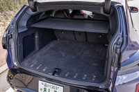 リアシート使用時の荷室容量は527リッター。背もたれをすべて倒すと1820リッターにまで容量を拡大できる。荷室の床下にプラグインハイブリッドシステムのコンポーネンツが積まれているため、サブトランクなどは設置されていない。