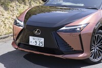 フロントマスクとボディーをシームレスにつないだ新たなコンセプト「スピンドルボディー」を採用。確かにグリルとボンネットでスピンドルを形成している。