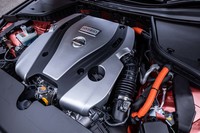 ハイブリッド車のパワートレインは最高出力306PSの3.5リッターV6エンジンに、最高出力68PSのモーターが組み合わされる。