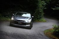 「GT-R」用のニスモパーツは、マイナーチェンジ前のフロントデザインにマッチするよう考えられている。ただし、ダウンフォースは最新の「GT-R NISMO」に匹敵するという。