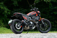 2023年に登場した新世代の「ドゥカティ・スクランブラー」シリーズ。なかでも「フルスロットル」は、アメリカのフラットトラックレースのマシンをモチーフにしたデザインや、他のモデルよりややスポーティーな仕様、充実した装備を特徴としている。