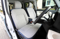 新開発のフルファブリックシート。「G」「Gターボ」では、運転席と助手席にシートヒーターが標準装備される。