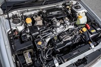 2019年末での製造中止がアナウンスされた「EJ20」と呼ばれる2リッターの水平対向エンジン。最初に搭載されたのがこの「レガシィ」シリーズだった。以来30年にわたり、改良を重ね進化。スバルのメインエンジンとして搭載され続けてきた。