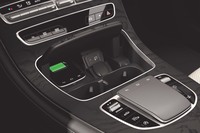 スマートフォンのワイヤレス充電機能も備わる。