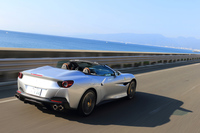 先代の「カリフォルニア」シリーズから、形や構造そのものが見直されたリトラクタブルハードトップ。開閉は、それぞれ14秒で完了する。40km/h以下であれば走行中の動作も可能になっている。