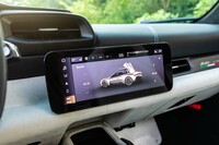 ルーフは、開閉動作も透過度の切り替えもセンターモニター上のメニュー操作でおこなう。