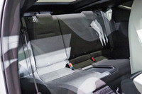 後席の座面は、シートに置いた荷物が保持できるよう座面の角度が27°に設定されている。センターには小物が置けるトレイも備わる。