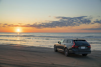 日本海に沈む夕日と「V90 B6 AWDインスクリプション」。取材当日における石川・千里浜なぎさドライブウェイ付近の日没時間は、16時47分と発表されていた。燃料満タンで東京を出発し、一度も給油することなく同地まで走り切ることができた。