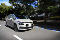 市街地の道を行く「グランドC4ピカソ」。燃費向上に貢献するアイドリングストップ機構も備わる。