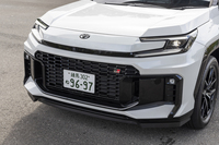 大きな開口部が特徴的な専用バンパーとダウンフォース増大および車体下部の整流に寄与するリップスポイラーを装備。裏側にはパフォーマンスダンパーも備わっている。