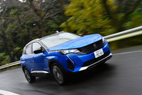 改良モデルの導入を機に追加設定された「プジョー3008」のプラグインハイブリッド車「GTハイブリッド4」。日本仕様のプジョー車としては初のPHEVであり、初の4WDとなる。