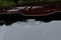 フロントウィンドウに装備された「ホンダセンシング」用の単眼カメラ。外観デザインを崩さないよう、ミリ波レーダーはフロントバンパーのロワグリル内に装備されている。