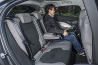 身長165cmの筆者が後席に座った様子。「Iペース」では、キャブフォワードデザインとEV特有のパッケージングにより、ひとクラス大きなSUVに匹敵する室内空間が確保されている。