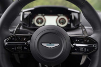 ステアリングホイールのスポーク部には、ACCやオーディオなどのスイッチが並ぶ。