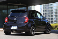 大きく張り出した前後のフェンダーが目を引くエクステリア。全幅はノーマルの「マーチ」の1665mmに対し、1810mmとなっている。