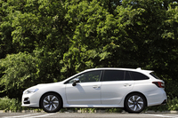 2013年11月の東京モーターショーでデビューした、スバルの新型ワゴン「レヴォーグ」。翌2014年の6月20日に発売された。全長とホイールベースは、現行型「レガシィツーリングワゴン」比で、ともに10cm短くなっている。