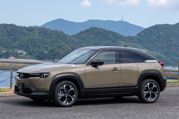 発電用の「8C」型ロータリーエンジンを搭載するプラグインハイブリッドモデル「マツダMX-30ロータリーEV」。2023年11月の発売を予定している。市販車にロータリーエンジンが採用されるのは2012年に生産が終了した「RX-8」以来、じつに11年ぶりとなる。