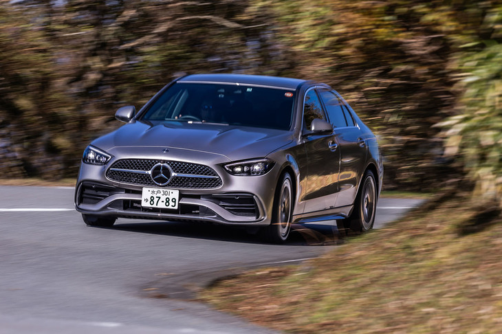 新型「Sクラス」譲りとなる「MRA-II(モジュラー・リアホイールドライブ・アーキテクチャーII)」を採用し、プラットフォームが一新された新型「Cクラス」。サスペンションはフロントが4リンク式で、リアがマルチリンク式。