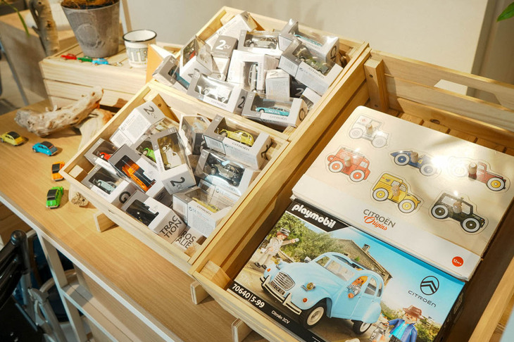 「シトロエン・ベルランゴ」の発表イベント会場に並んだ展示物。