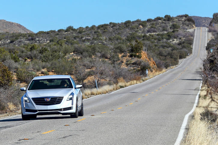 「CT6」のV6エンジン搭載モデルは、全て4WD車となる。FRの駆動方式は、2リッター直4ターボモデルに限られる。