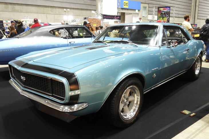 アメリカンレーシングのホイールを装着した1967年式「シボレー・カマロ」。