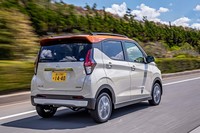 「eKクロス」では全11パターンのボディーカラーが用意される。テスト車は、ナチュラルアイボリーメタリック(ボディー)とサンシャインオレンジメタリック(ルーフ)の組み合わせ。