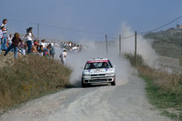 1990年の第10戦サンレモラリーを戦う「スバル・レガシィ」。スバルは同年からWRCに本格参戦を開始。マニュファクチャラーズランキングは4位で、ランチアやトヨタにはまだ遠く及ばなかった。