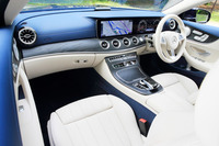 2枚で一続きにレイアウトされている液晶モニターと、4連の空調吹き出し口が特徴的なインストゥルメントパネルまわり。テスト車の内装色は「マキアートベージュ」と「ヨットブルー」のツートンカラーだった。