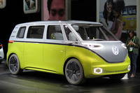“ワーゲンバス”こと「タイプ2」をモチーフとした電気自動車「I.D.BUZZ」は、2022年に生産が始まる予定。