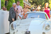 「アルファ・ロメオ・ジュリエッタSZ プロトタイプ」とスパーダ氏。2016年コンコルソ・デレガンツァ・ヴィラ・デステで筆者撮影。