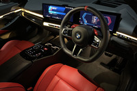 「M5」のコックピット。日本仕様ではBMWインディビジュアルのレザーメリノシートやアルカンターラヘッドライナー、Bowers & Wilkinsダイヤモンドサラウンドサウンドシステムなどのほか、パノラマルーフに代えて30kg軽量なカーボンルーフが標準装備とされる。