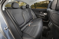 後席は4:2:4の3分割可倒式で、中央部のみを倒すことで、長尺物を積みつつ4人乗車も可能となっている。