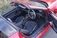 サイドまで回り込んだリアウィンドウやタルガロールバーと呼ばれるワイドなBピラーが目を引く「911タルガ4 GTS」。室内の基本デザインは他の911に準じたものとなる。