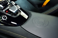 センターコンソールにエンボス加工されたAMGのエンブレム。エンジンの部品と、AMGの所在地であるアファルターバッハを表すリンゴの木がデザインされている。