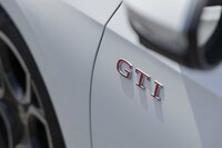 他のグレードともども、このほど大幅改良を受けた「フォルクスワーゲン・ゴルフGTI」。従来型との識別点はいろいろあるが、フロントフェンダーパネルのガーニッシュに替えて装着された、フロントドアの「GTI」ロゴもそのひとつだ。