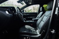 コストパフォーマンスのよさを感じさせる、充実した装備もキャデラックの見どころ。“AI”やら“AR”やらといった飛び道具はないが、各種先進運転支援システムに、シートヒーター/ベンチレーション機能、マッサージ機能、プレミアムオーディオシステムなどが広範なグレードに用意されている。