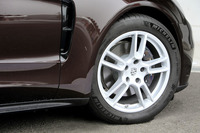 タイヤサイズは前(写真)が265/45ZR19で、後ろが295/40ZR19。