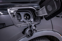 充電用ポートは右リアフェンダーに備わっている。アウディは、ポルシェやフォルクスワーゲンと組んでPCA(プレミアムチャージングアライアンス)と呼ばれる自前の超急速充電ネットワークを構築中だ。