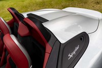 「718スパイダー」のソフトトップは手動折りたたみ式で、リアのボンネット下に収納可能。クローズ時は、キャビン後方(写真でSpyderロゴの右上)にフックを固定し形を整える。