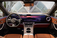 新型「GLC」のインストゥルメントパネルまわり。ダッシュボード全体を一枚のディスプレイとした点が新しい。既存のモデルでも類似した意匠はあったが、いずれも複数枚のディスプレイに一枚のカバーパネルをかぶせただけだった。