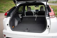 試乗した時点ではラゲッジスペースの容量も未公開だった。リアオーバーハングの延長に伴って相応に拡大しているという。