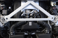 エンジンはAMGと共同開発した4リッターV8。2基のターボチャージャーをVバンク内側に配置する“ホットインサイドV”レイアウトを採る。