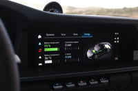 電動パワートレインの作動状態は、デジタルメーターに加えて10.9インチのセンターディスプレイでも確認できる。