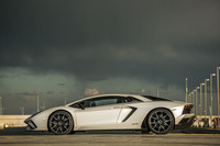 今回新たに後輪操舵機構が投入された。低速走行時には前輪と逆位相に最大3度、高速では同位相に最大1.5度操舵される。